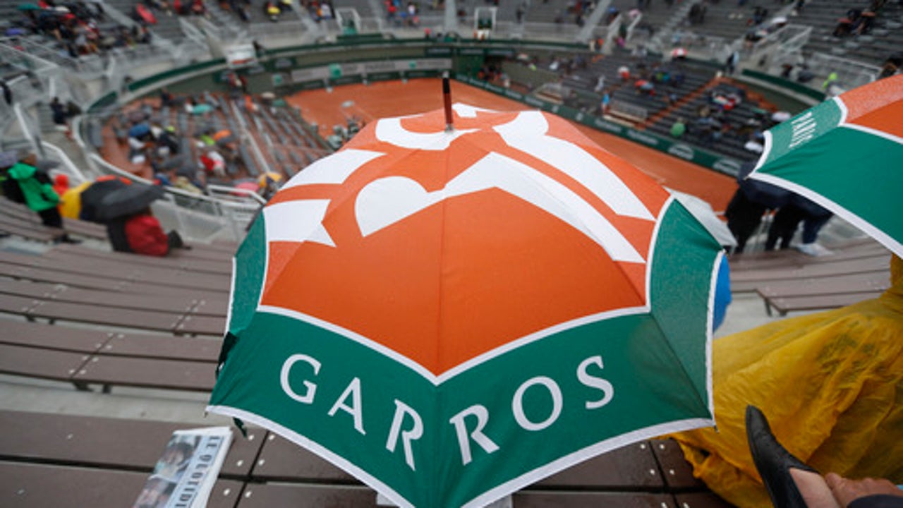 The Latest: Play resumes at French Open after rain delay
